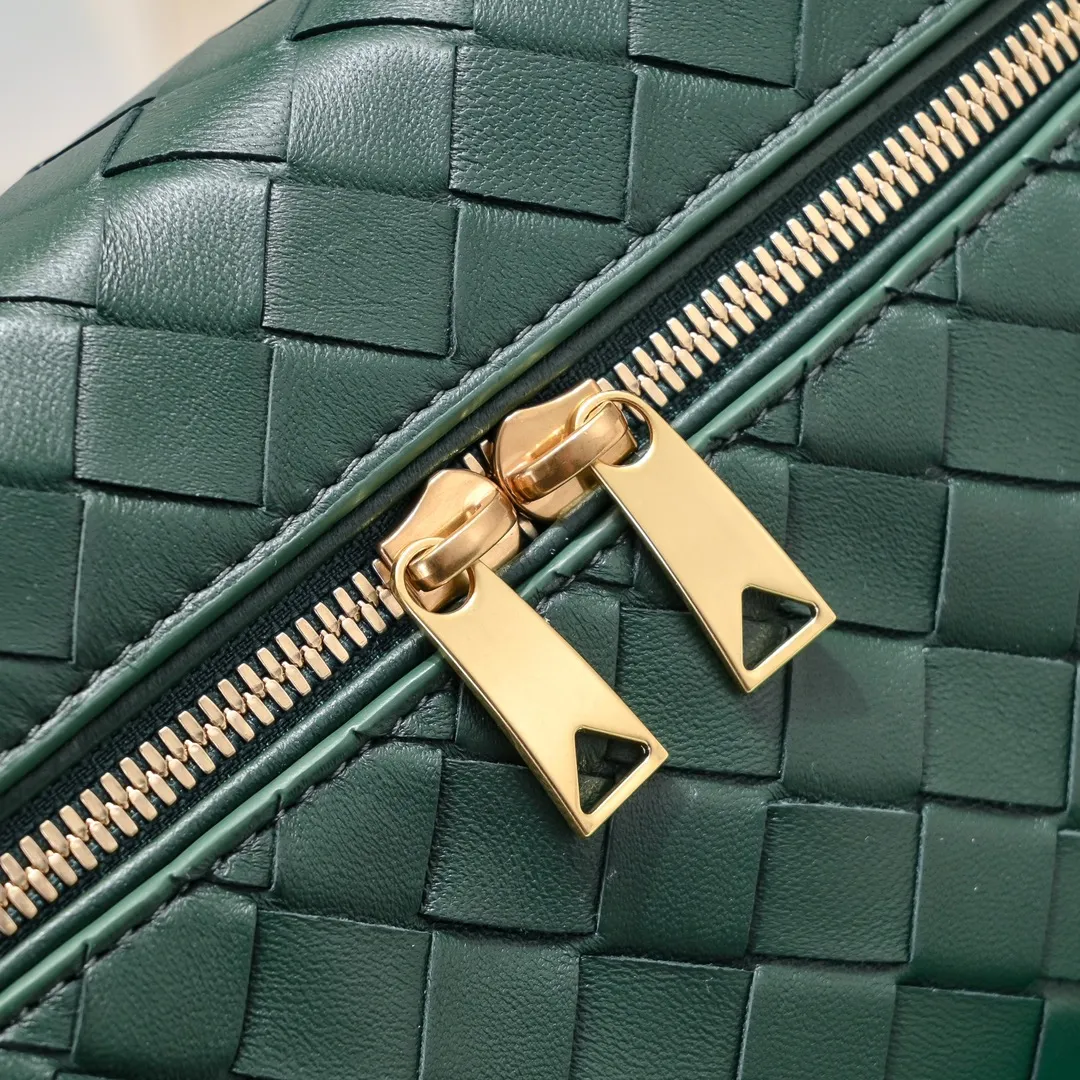 Batch 1360 Bottega Veneta 24 spring and summer woven zipper crossbody bag. A crossbody bag that can be used as a cosmetic bag. The exquisite weaving and compact body are an indispensable accessory for the upcoming summer. The double zipper also better protects the bag. It has a large capacity. If you like it, don’t miss it. Style number: 9109 Size: 22*12.5*5cm